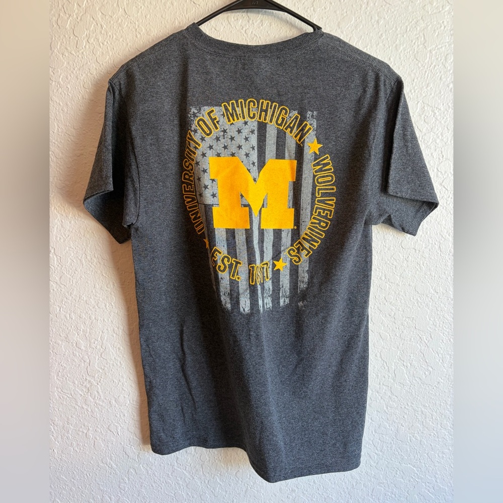 NWOT Michigan Wolverines Navy Hanes T-Shirt - Men’s Small - Plain Front Charcoal